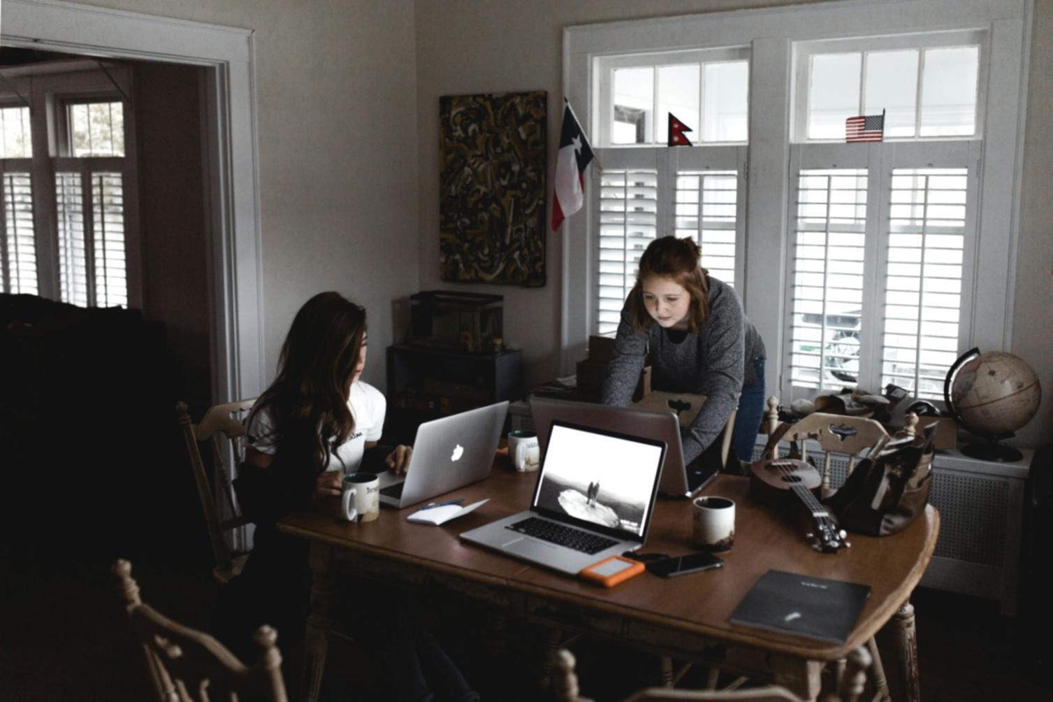 Student arbeitet an SEO-Content-Strategie am Laptop